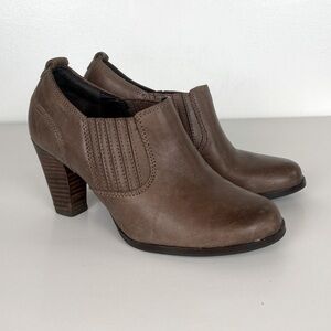 Clarks Artisan Distressed Leather Boots Size 7 M Tan Preppy Heels Pull On Boots